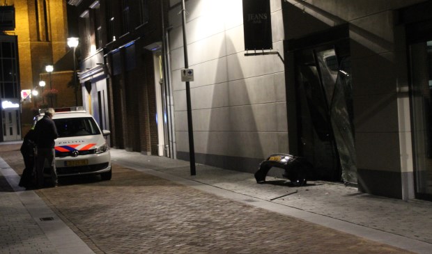 Met grof geweld reed de auto tegen de pui | Fotonummer: 553bf2