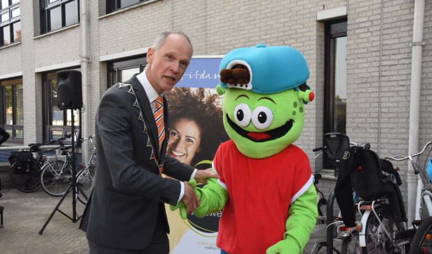 Burgemeester Fränzel begroet een van de bezoekers persoonlijk | Fotonummer: 9907af