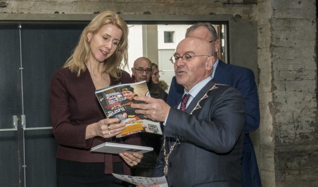 Burgemeester Van Rooij neemt samen met Mona Keijzer een magazine door/ | Fotonummer: 941350
