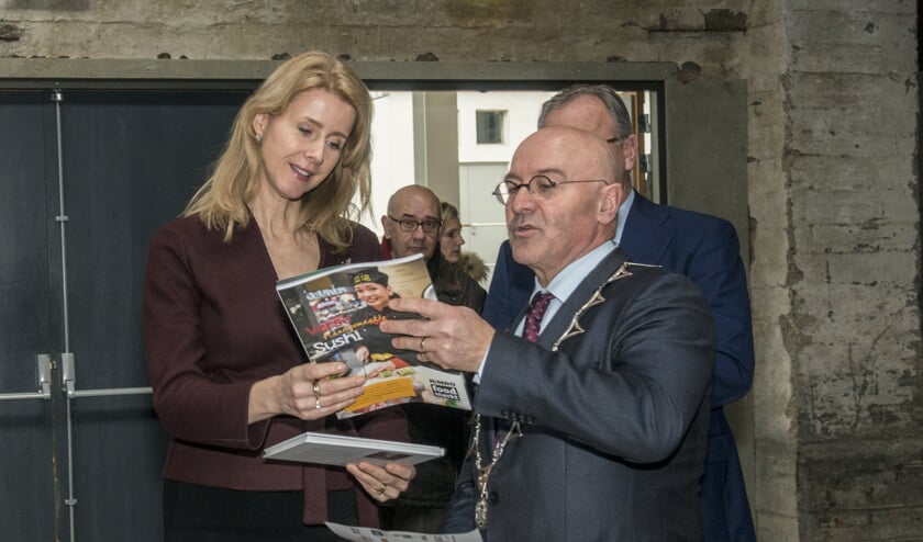 Burgemeester Van Rooij neemt samen met Mona Keijzer een magazine door/ | Fotonummer: 941350