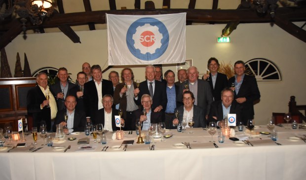 De leden van de Serviceclub Rooi brengen een toost uit | Fotonummer: d36c66