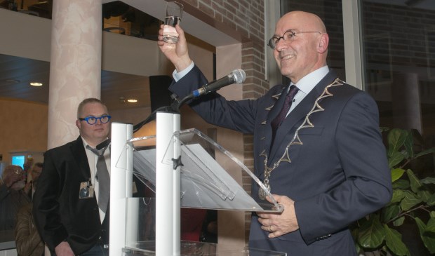 Burgemeester Van Rooij proost op het nieuwe jaar. | Fotonummer: 63bf83