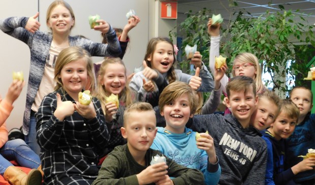 De kinderen vieren het met een cupcake. | Fotonummer: fdb91a