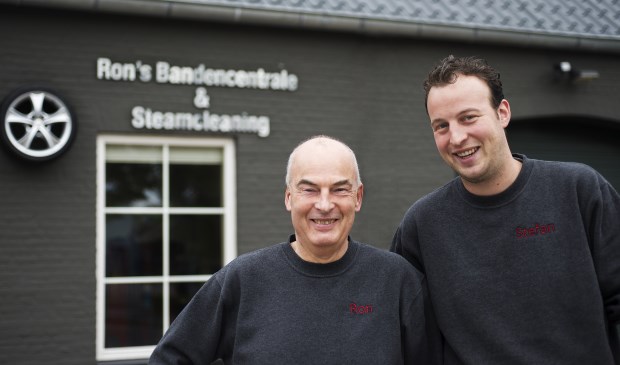 Ron en Stefan voor hun zaak in Best. | Fotonummer: c1bfec
