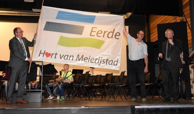 vlnr) wethouder Eric van den Bogaard, ontwerper Henk Wittenberg en Frans Zegers, voorzitter van de dorpsraad van Eerde | Fotonummer: 87acde