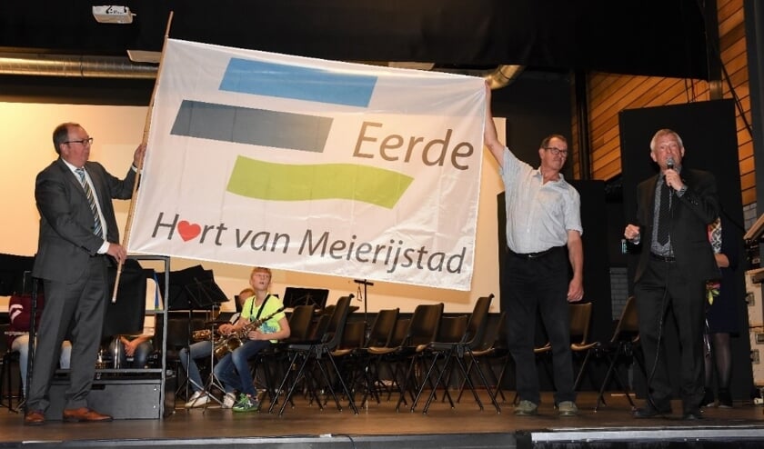 vlnr) wethouder Eric van den Bogaard, ontwerper Henk Wittenberg en Frans Zegers, voorzitter van de dorpsraad van Eerde | Fotonummer: 87acde