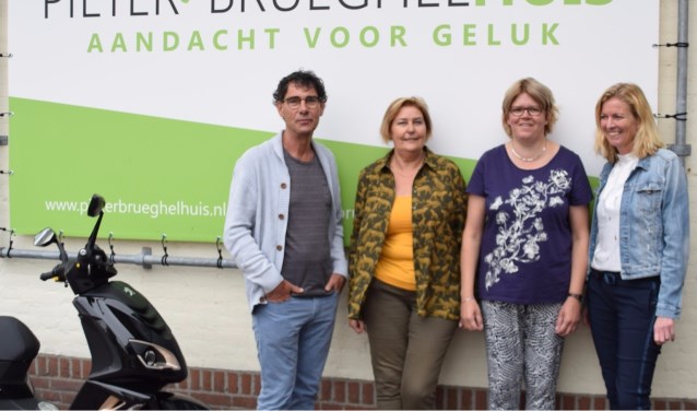 De initiatiefnemers voor het Autismecafé in Veghel. Van links naar rechts: Herman Vissers (MEE), Marjon van Herpen (ONS welzijn), Dorien van Rooij (ervaringsdeskundige) en Karin Cornelissen (PieterBrueghelHuis). (foto: W van der Lubbe) | Fotonummer: 1028b9