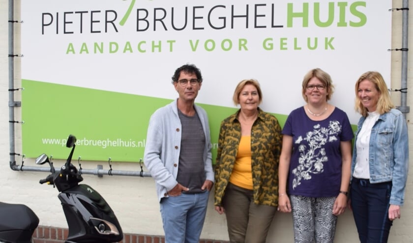 De initiatiefnemers voor het Autismecafé in Veghel. Van links naar rechts: Herman Vissers (MEE), Marjon van Herpen (ONS welzijn), Dorien van Rooij (ervaringsdeskundige) en Karin Cornelissen (PieterBrueghelHuis). (foto: W van der Lubbe) | Fotonummer: 1028b9