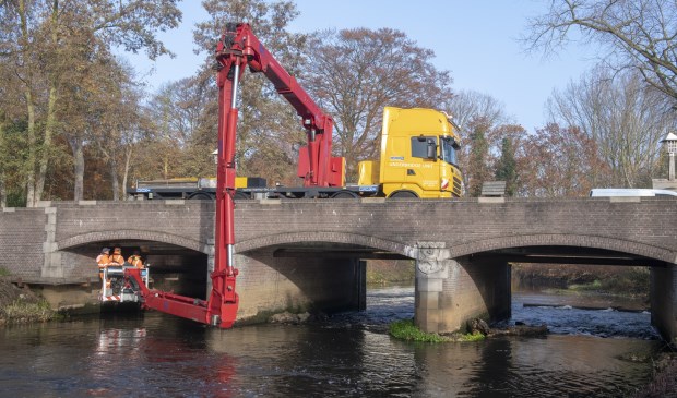 De lange arm van de laagwerker komt ver onder de brug. | Fotonummer: f0f1ca