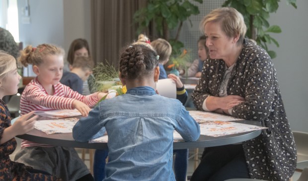 Wethouder Coby van der Pas mag aanschuiven bij deze kinderen. | Fotonummer: 3ecb42