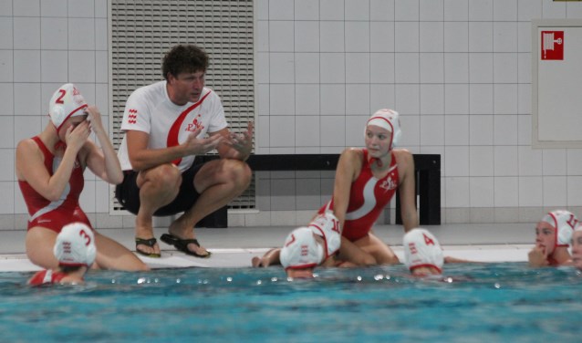 Henri Schouten (hurkend) instrueert de Dames 1 van PSV-waterpolo | Fotonummer: 47fb4e