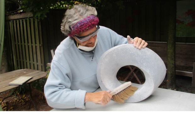 Ans van Bakel, aan het werk in haar atelier. | Fotonummer: 7860db