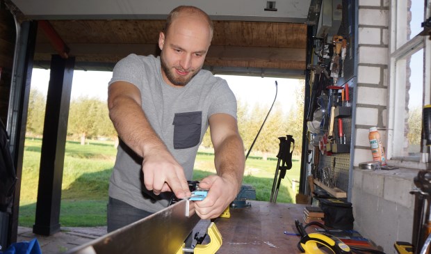 Dirk Moeskops, bezig in zijn werkplaats. | Fotonummer: d7961b