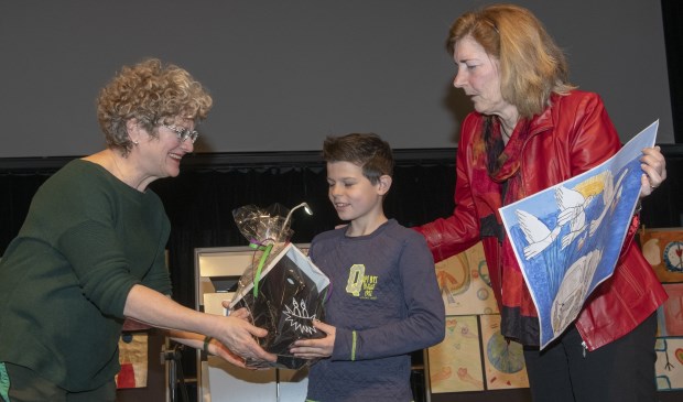 Een mooie prijs voor deze jongeman! | Fotonummer: f43bb1