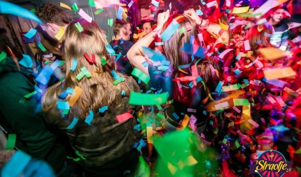 Het is vaak groot feest in het café in de Kerkstraat. | Fotonummer: 6423e3