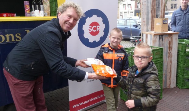 Deze twee jongens deden een duit in het zakje. | Fotonummer: e73b89