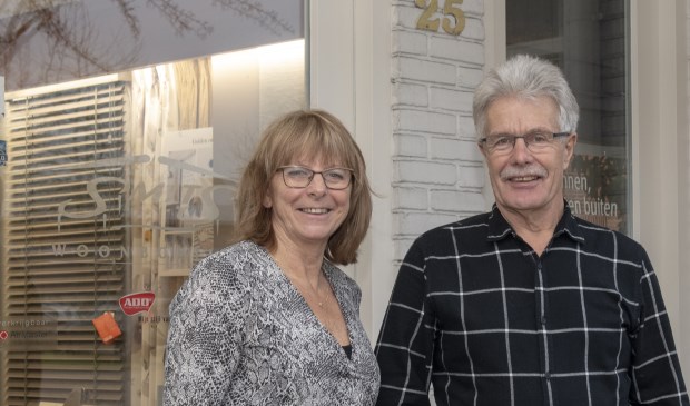 Cor en Trudy voor de huidige winkel aan het Kofferen. | Fotonummer: 5361a2