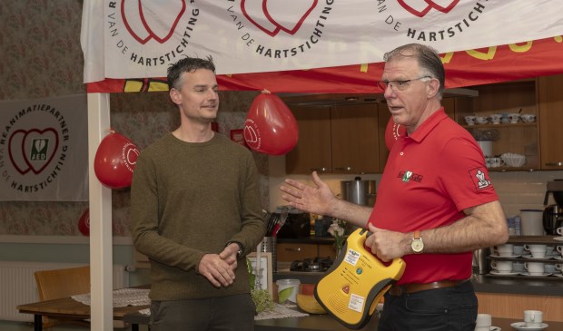 Gisterenavond reikte Toin Lathouwers de 65e AED uit. | Fotonummer: ed22b7