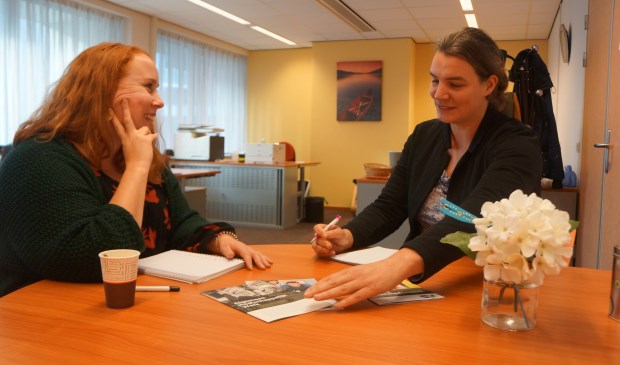 Trudy en Geke in hun mooie kantoor te Odendael. | Fotonummer: 7134c3