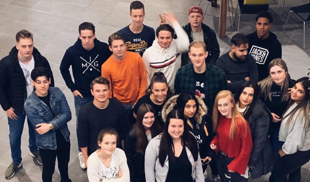 Bram met zijn medestudenten. Bram is de jongen linksachter de leerling met de oranje trui. | Fotonummer: 1f4fec