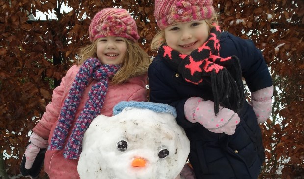 Deze twee meiden hebben een mooie sneeuwpop gemaakt. | Fotonummer: 6981ad
