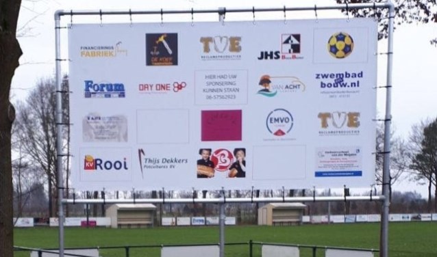 Op het nieuwe sponsorbord van KV Rooi zijn nog enkele plaatsen leeg. | Fotonummer: b057a6