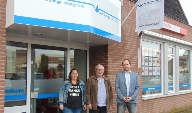 Ilse, Rien en Koen van Kuringe voor hun pand aan de Eerschotsestraat. | Fotonummer: f5f164
