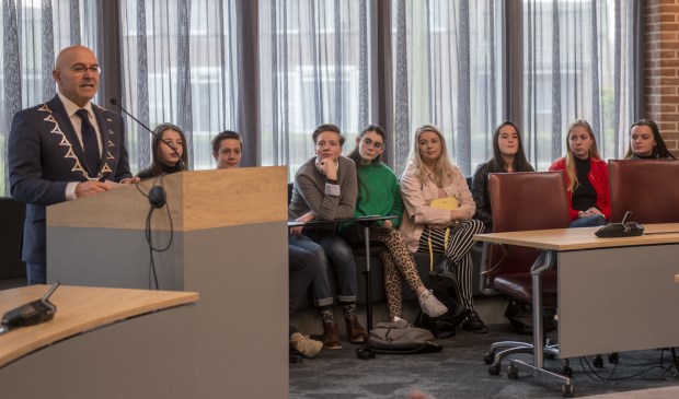 Kees van Rooij legt de kinderen uit hoe het werkt | Fotonummer: f38ed0