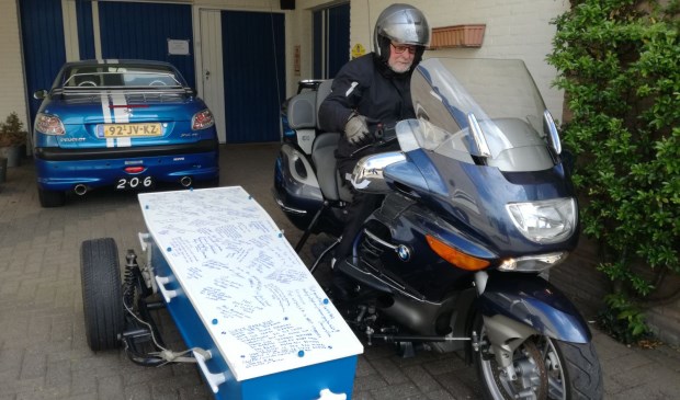 Piet werd in de kist op de motor meegenomen. | Fotonummer: df0d1f