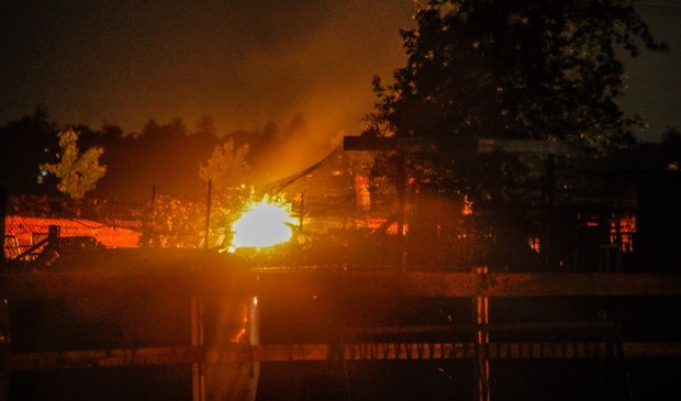 Zo zag de brand er vanaf de weg uit. | Fotonummer: f542d7