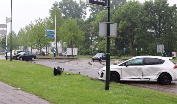 Bij een botsing met twee personenauto's raakte drie personen gewond. | Fotonummer: 319ad9