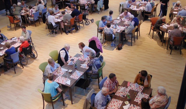 De vrijwilligers van Zonnebloem worden ieder jaar bedankt tijdens een diner. | Fotonummer: 7e91b4