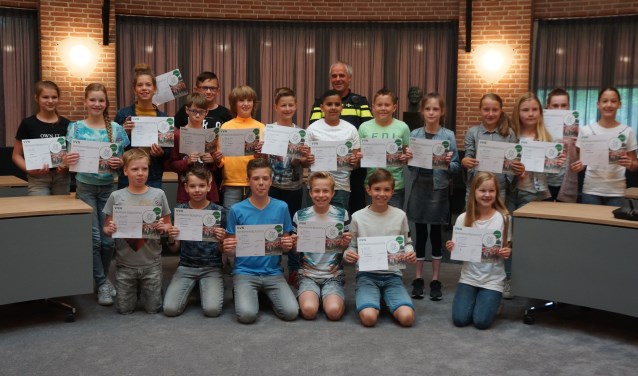 Deze kinderen pikten de diploma's op. | Fotonummer: 284172
