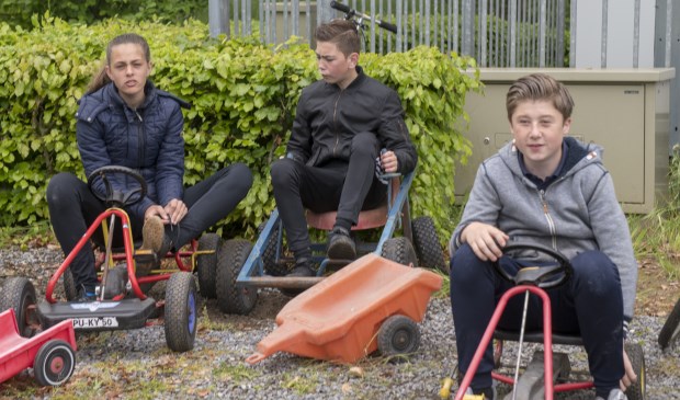 Deze jongens proberen wat skelters te verkopen | Fotonummer: 51a1f8