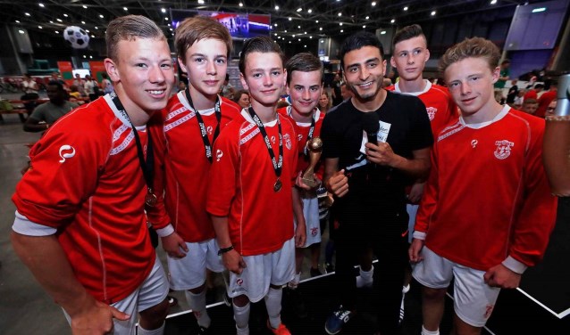 Vol trots gingen de Rooise jongens met Touzani op de foto. | Fotonummer: 6d3c92