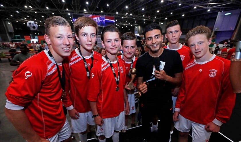 Vol trots gingen de Rooise jongens met Touzani op de foto. | Fotonummer: 6d3c92