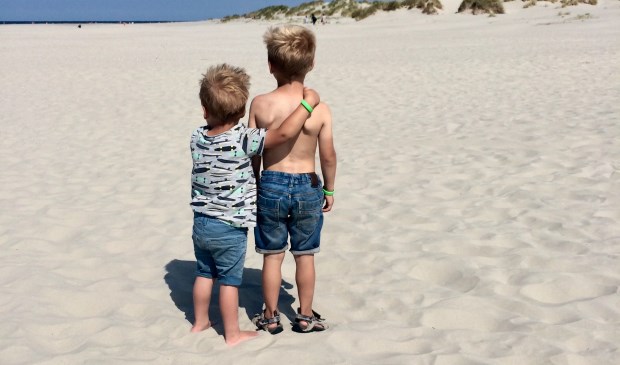 Siem en jort genieten van het mooie strand op Schiermonnikoog. Broederliefde! | Fotonummer: 757773