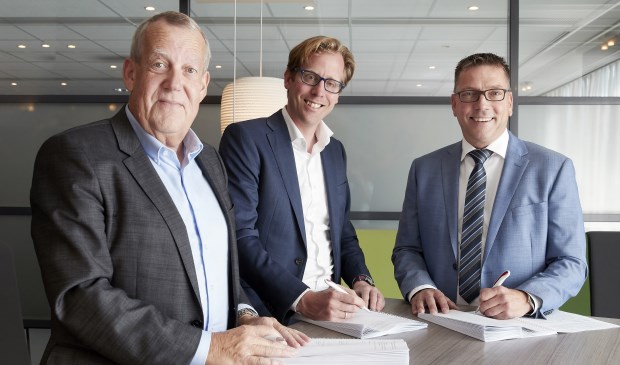 UDEN. Ondertekening bestuursovewreenkomst snelfietsroute F50. Veghel-Uden.Harry van Rooijen, Christophe van der Maat en Franko van Lankvelt Foto : Wim Hollemans | Fotonummer: b87452