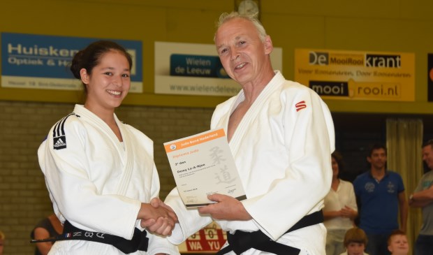 Dewi Lo-a-Njoe ontvangt uit handen van Cor van der Heijden het diploma dat bij haar tweede dan hoort | Fotonummer: 6874a4