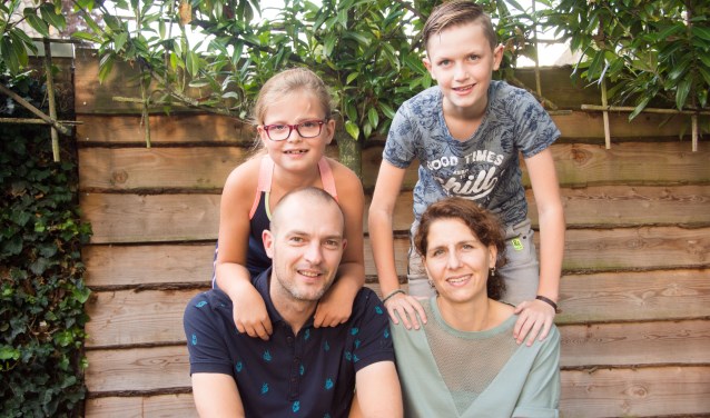 Met het gezin op de foto. | Fotonummer: 98169e