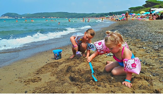 Fenne en Lize aan het strand van Baratti | Fotonummer: 9d5b57