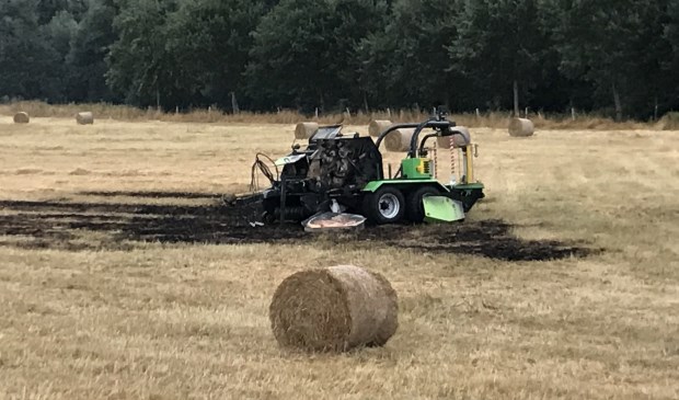 Het voertuig staat middenin het weiland. | Fotonummer: 21a1c8