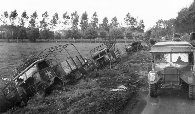 Het in brand geschoten Engelse konvooi bij de Willibrordushoek. Bron: NARA. Collectie: Tom Peeters. | Fotonummer: d14f26
