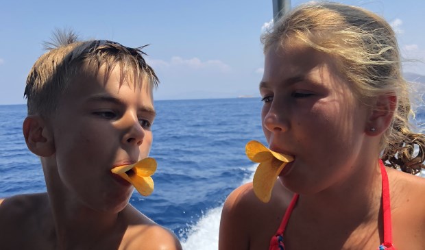 Puk en Jip hebben lol met pringles chips op de boot op de Egeïsche zee. Foto: Marloes Glorius | Fotonummer: 9db308