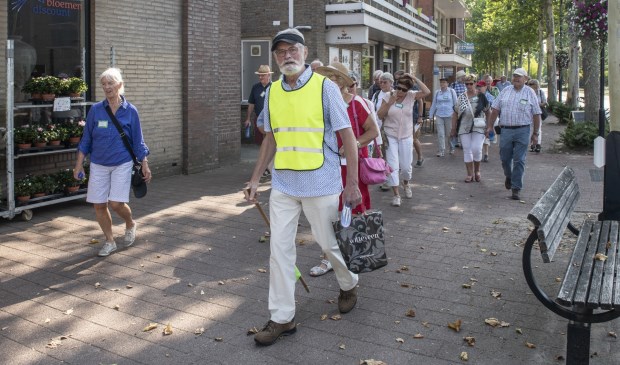 Gijs van Aarle leidde als gids deze club mensen rond. | Fotonummer: b47505