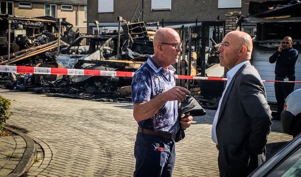 Burgemeester van Rooij overziet de ravage. | Fotonummer: ee6393