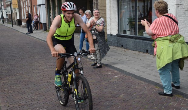 Patrick had het zwaar op zijn mountainbike. | Fotonummer: 6d14a3
