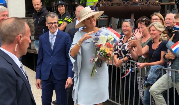 Onze koningin werd massaal toegejuigt. | Fotonummer: fbdb05