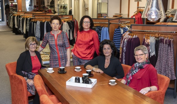 Carien (tweede van links) en haar team. | Fotonummer: ebc76f