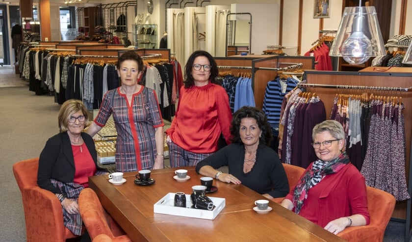 Carien (tweede van links) en haar team. | Fotonummer: ebc76f
